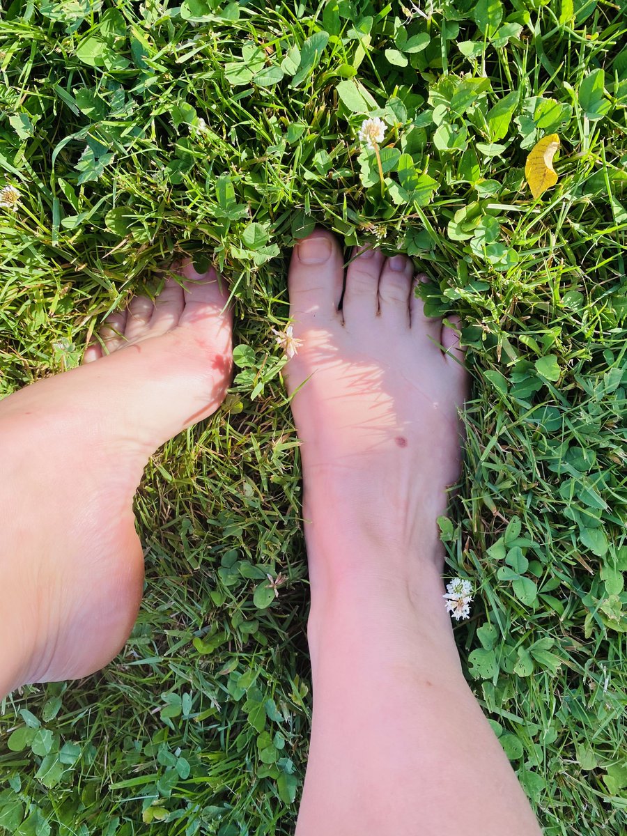 Trippy_afterdrk's tweet photo. Dirty toes in the grass 😋😋

So glad I have a nice yard🤪 I’m barefoot 24/7. 🥰🥰
Think it’s time for a pedicure🙈

#feet_lover #feet_pic #dirtyfeet #feetingrass #nonpaintedtoes #whitefeet #pinksoles #dirtytoes #feetpic #feetfetish #nosocks #arched #feetworship #footpics https://t.co/TdlXVf2JYU