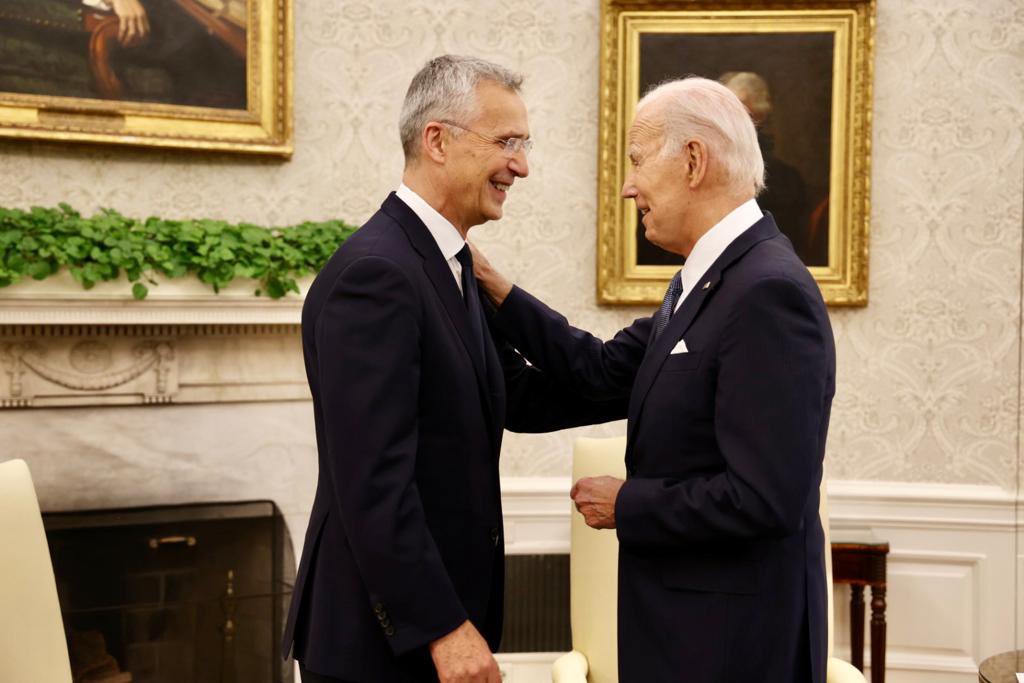 ukraynahaber's tweet photo. ABD VE NATO'NUN GÜNDEMİ UKRAYNA!
ABD Başkanı Joe Biden, NATO Genel Sekreteri Jens Stoltenberg'i #BeyazEv'de ağırladı. Gündemlerinde İsveç ve Ukrayna vardı.
ABD'ye resmi ziyaret gerçekleştiren Stoltenberg ile Beyaz Ev'de görüşen Biden, NATO müttefiklerinin hiç olmadığı kadar birleşmiş olduğunu ve bu konuda Rusya Devlet Başkanı Vladimir Putin'in yanıldığını söyledi.
Finlandiya'nın NATO'ya üye olduğunu hatırlatan Biden, İsveç'in de çok kısa sürede İttifak'a üye olmasını umduklarını kaydetti.
ABD'nin, tüm müttefiklere kolektif savunma taahhüt eden NATO'nun 5. maddesine bağlılığının kuvvetli olduğunu vurgulayan Biden, Japonya ve Güney Kore gibi Hint-Pasifik ülkelerinin Avrupa'daki savaşla mücadeleye katkı sunmalarına değindi.
"UKRAYNALILAR İLERLEME KAYDEDİYOR"
Stoltenberg, ABD'nin Ukrayna'ya bugün açıkladığı askeri yardım paketi nedeniyle teşekkür etti. Ukraynalıların Rusya'ya yönelik başlattıkları karşı saldırıdan bahseden Stoltenberg, Ukraynalıların bu kapsamda "ilerleme kaydettiklerini" aktardı.
Stoltenberg, savaşı Rusya kazanırsa bunun "otoriter" ülkeleri askeri güçle istediklerini elde edebilecekleri yönünde cesaretlendirebileceği değerlendirmesinde bulundu.