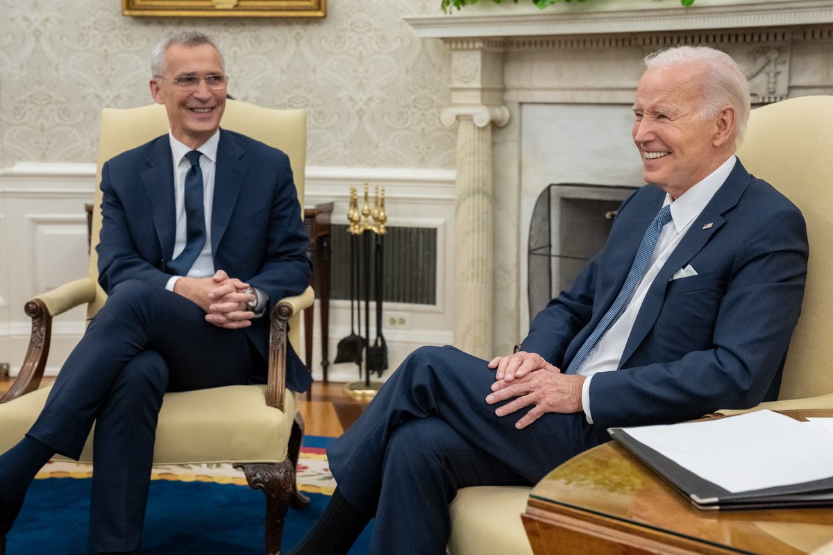 ukraynahaber's tweet photo. ABD VE NATO'NUN GÜNDEMİ UKRAYNA!
ABD Başkanı Joe Biden, NATO Genel Sekreteri Jens Stoltenberg'i #BeyazEv'de ağırladı. Gündemlerinde İsveç ve Ukrayna vardı.
ABD'ye resmi ziyaret gerçekleştiren Stoltenberg ile Beyaz Ev'de görüşen Biden, NATO müttefiklerinin hiç olmadığı kadar birleşmiş olduğunu ve bu konuda Rusya Devlet Başkanı Vladimir Putin'in yanıldığını söyledi.
Finlandiya'nın NATO'ya üye olduğunu hatırlatan Biden, İsveç'in de çok kısa sürede İttifak'a üye olmasını umduklarını kaydetti.
ABD'nin, tüm müttefiklere kolektif savunma taahhüt eden NATO'nun 5. maddesine bağlılığının kuvvetli olduğunu vurgulayan Biden, Japonya ve Güney Kore gibi Hint-Pasifik ülkelerinin Avrupa'daki savaşla mücadeleye katkı sunmalarına değindi.
"UKRAYNALILAR İLERLEME KAYDEDİYOR"
Stoltenberg, ABD'nin Ukrayna'ya bugün açıkladığı askeri yardım paketi nedeniyle teşekkür etti. Ukraynalıların Rusya'ya yönelik başlattıkları karşı saldırıdan bahseden Stoltenberg, Ukraynalıların bu kapsamda "ilerleme kaydettiklerini" aktardı.
Stoltenberg, savaşı Rusya kazanırsa bunun "otoriter" ülkeleri askeri güçle istediklerini elde edebilecekleri yönünde cesaretlendirebileceği değerlendirmesinde bulundu.