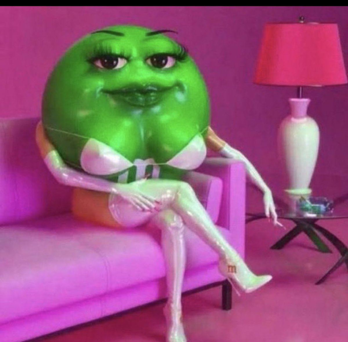 brendaluciiani's tweet photo. esperando que benjamin cuando sea cantante m ayude a sacar mi marca de maquillaje https://t.co/fE66Uc45B0