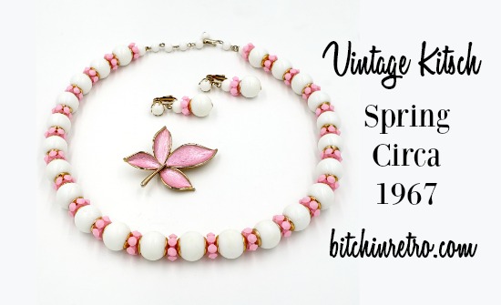 Marked #HongKong, this adorable bubblegum pink and white #vintage set has gold accents cupping each lucite #bead, separated by #kitschy pink rondelles. Paired with is a vintage #floral #pink #brooch by JJ. This set screams Spring 1967.

#bitchinretro #wow

bitchinretro.com/products/vinta…
