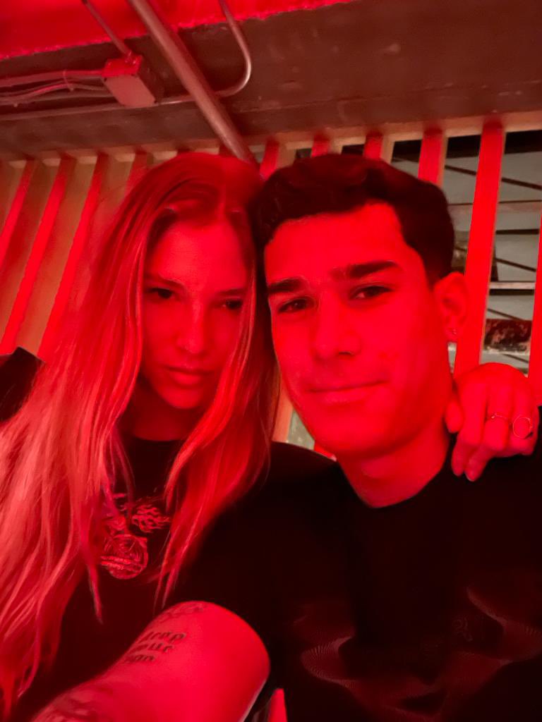 12_mariaf's tweet photo. Además de ser mi pareja de vida también es mi personita favorita para mis procesos creativos.  ti quiero y ti extraño mil 🖤 https://t.co/xfbRyAdO72