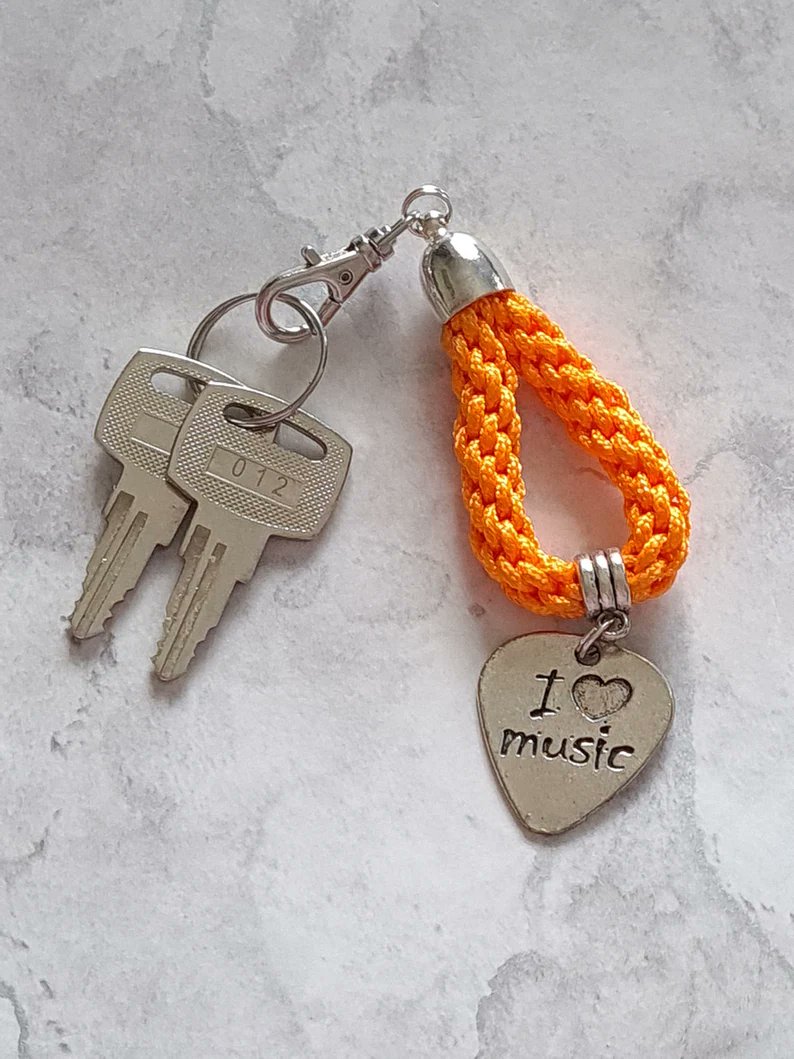 ❤ music? Why not share that passion with this  hand braided charm on your bag or keys? Check them out at the link below:

creatoriq.cc/44rnCDg

#Ad #Etsy #Charm #BagCharm #KeyCharm 
#HandBraided #Etsy #HandmadeHour