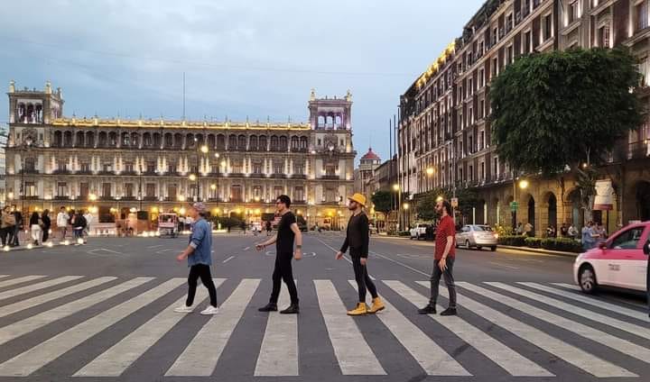 LaRuralmusic's tweet photo. No seremos los beatles, pero al chile los queremos mucho familia!!
Abrazos rurales a toda la banda, los llevamos nuestro corazón!
#mexicomagico #noparamosdesoñar 🇲🇽🇨🇴🎵🎸🎶 https://t.co/iOVoATpIdV