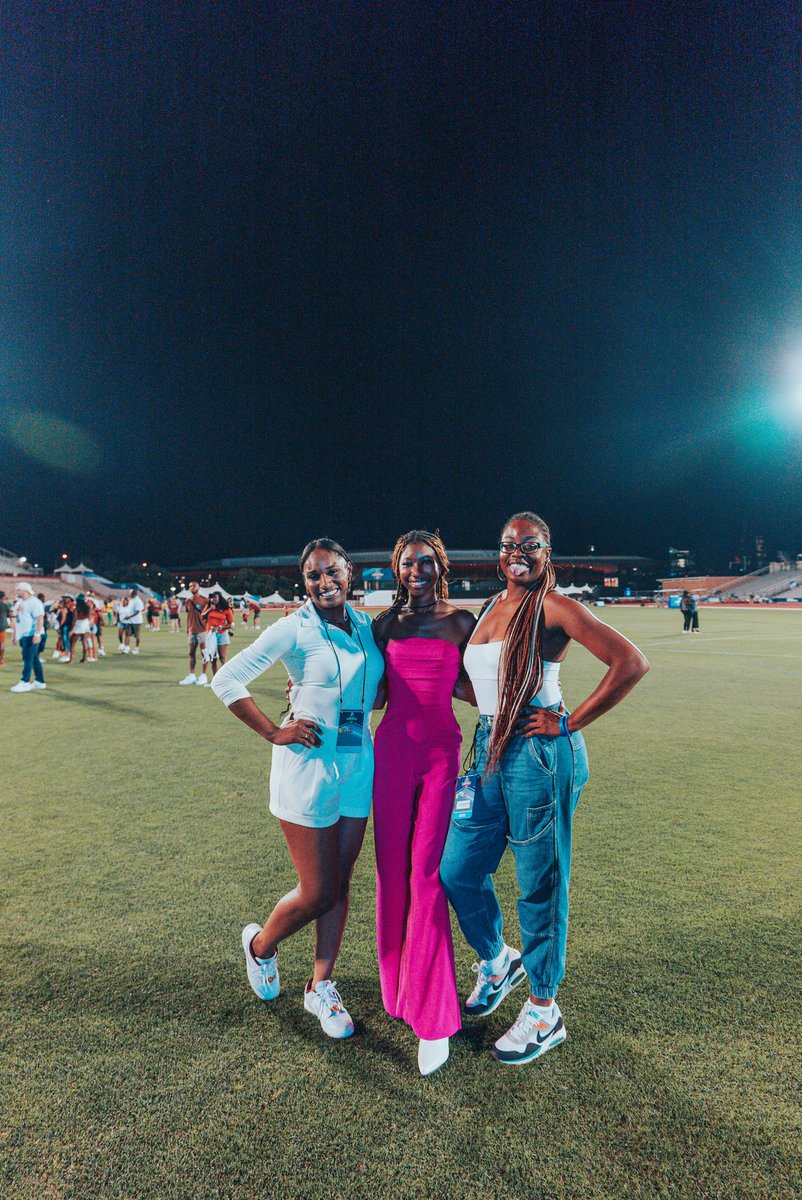 kxnaomi's tweet photo. What happens when @realtalkwithtee, @demitra_carter and Kate pull up to a track meet?

You get the coldest coverage of the sport you ever seen 😮‍💨

📸: @xaviergalllo https://t.co/R2zNJeZrTz