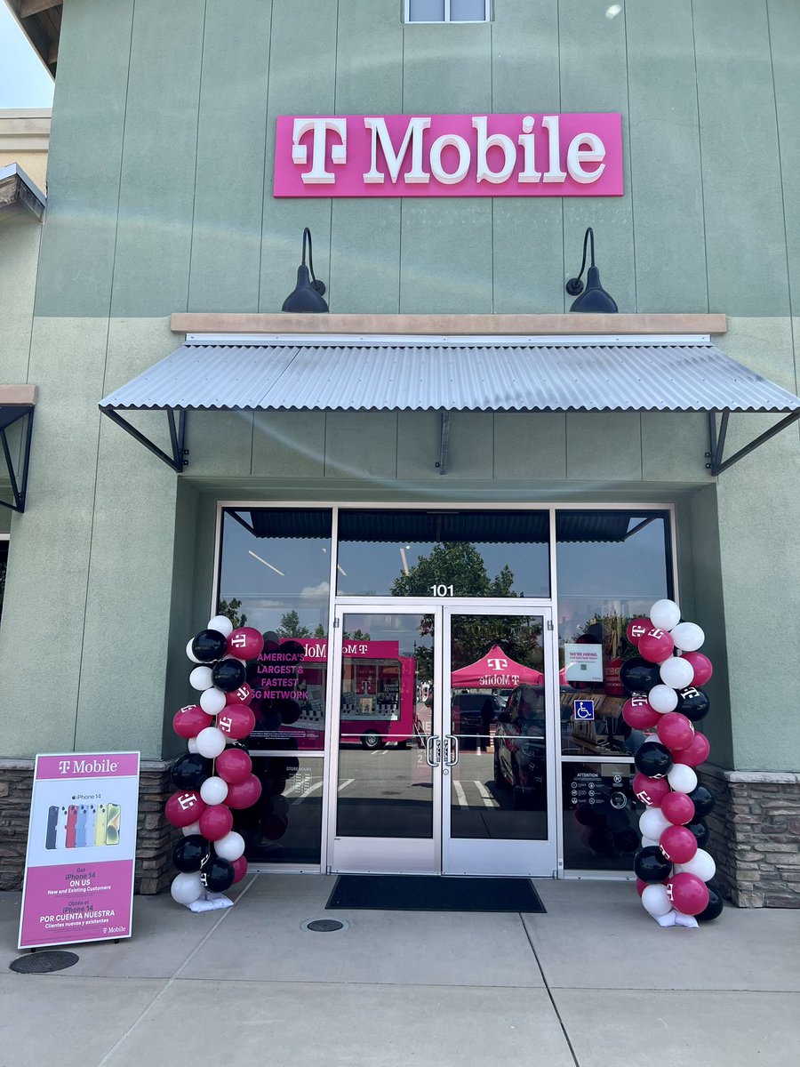 411G grand opening🎉 <a href="/rlobatojr/">Robert Lobato Jr.</a> @JT_smrYAY