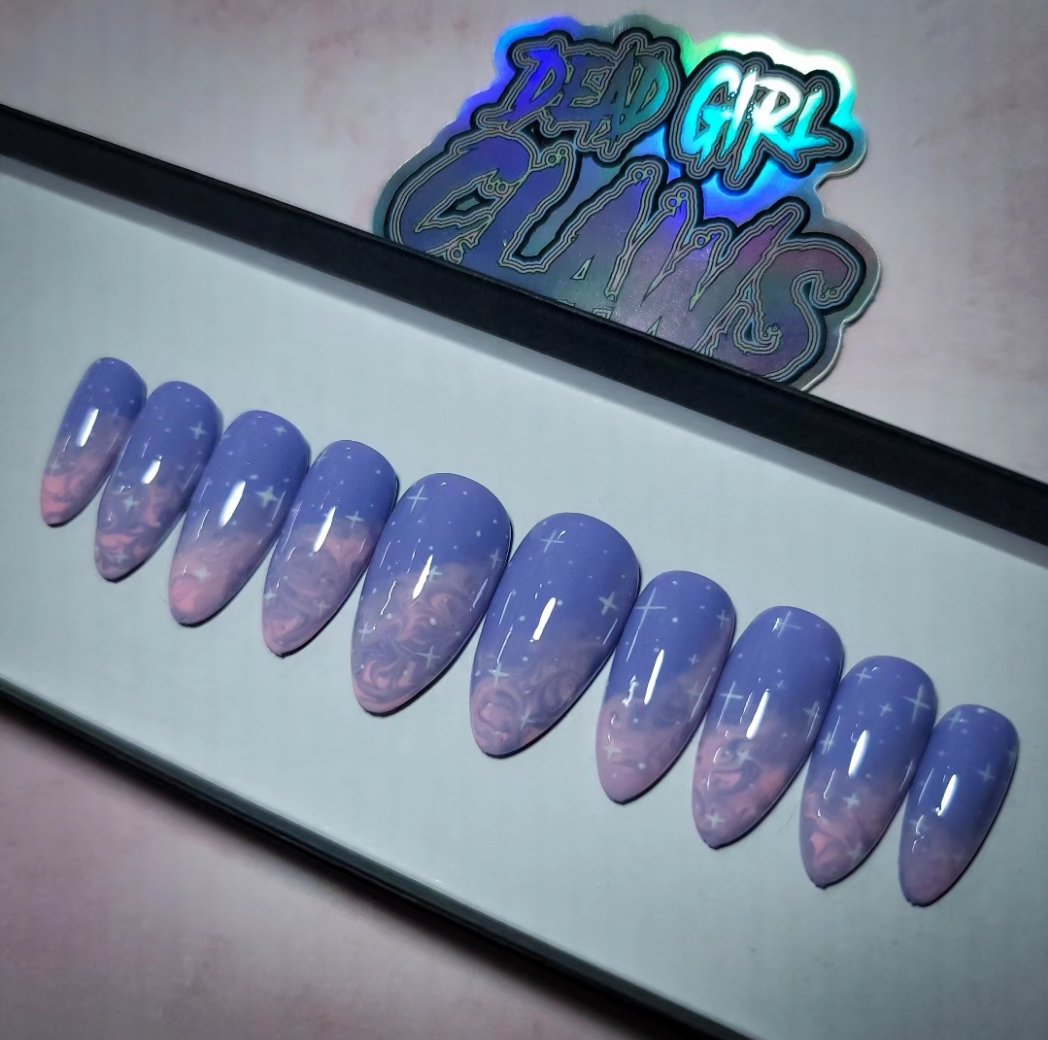 DeadGirlClaws's tweet photo. Blushing Amethyst painted on my Almond style Press on Nails 🔥💜🩷. https://t.co/gyToayxCz4