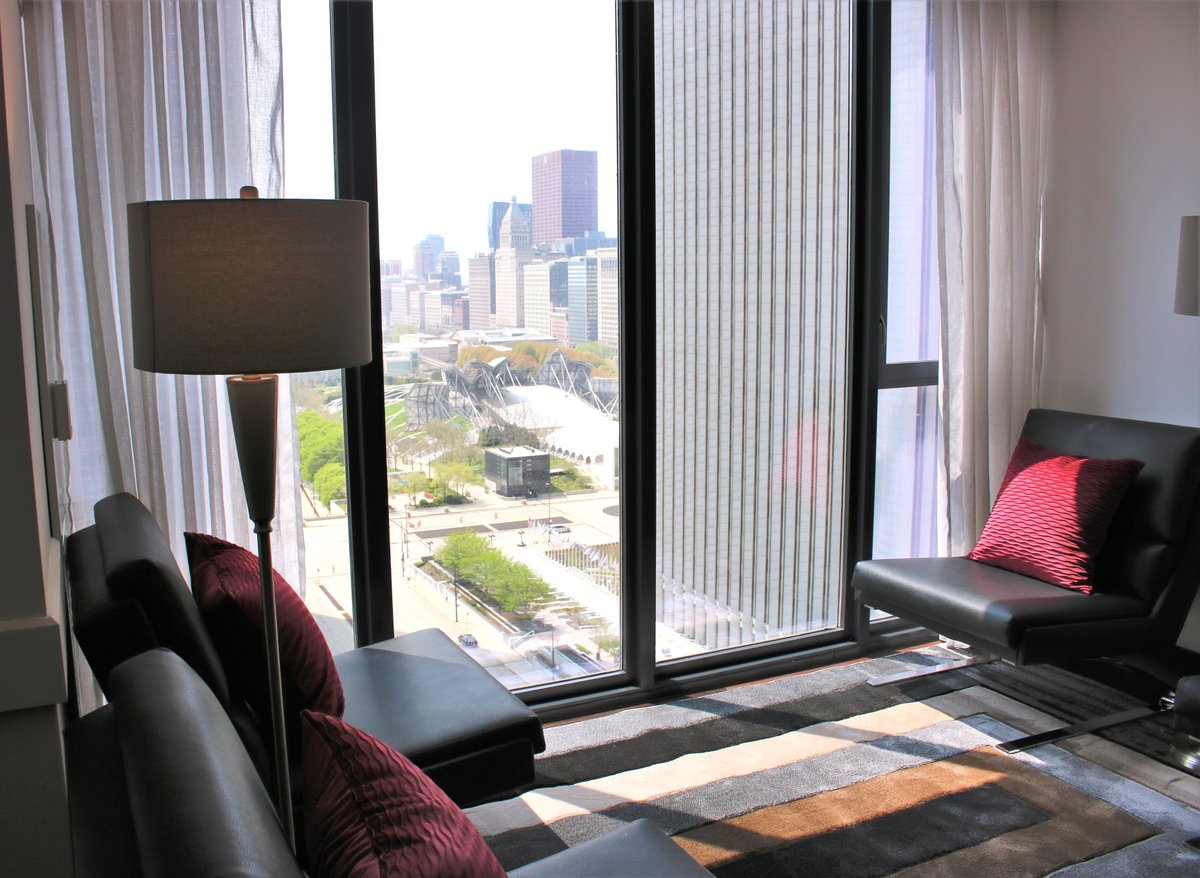 Welcome to urban paradise.

Our newly modernized Executive Club Lounge offers breakfast and happy hour daily, along with some of the most stunning views of the Windy City.

Call us now to upgrade your stay.

#radissonbluaquachicago #downtownchi #magmile #businesstravel #bleisure