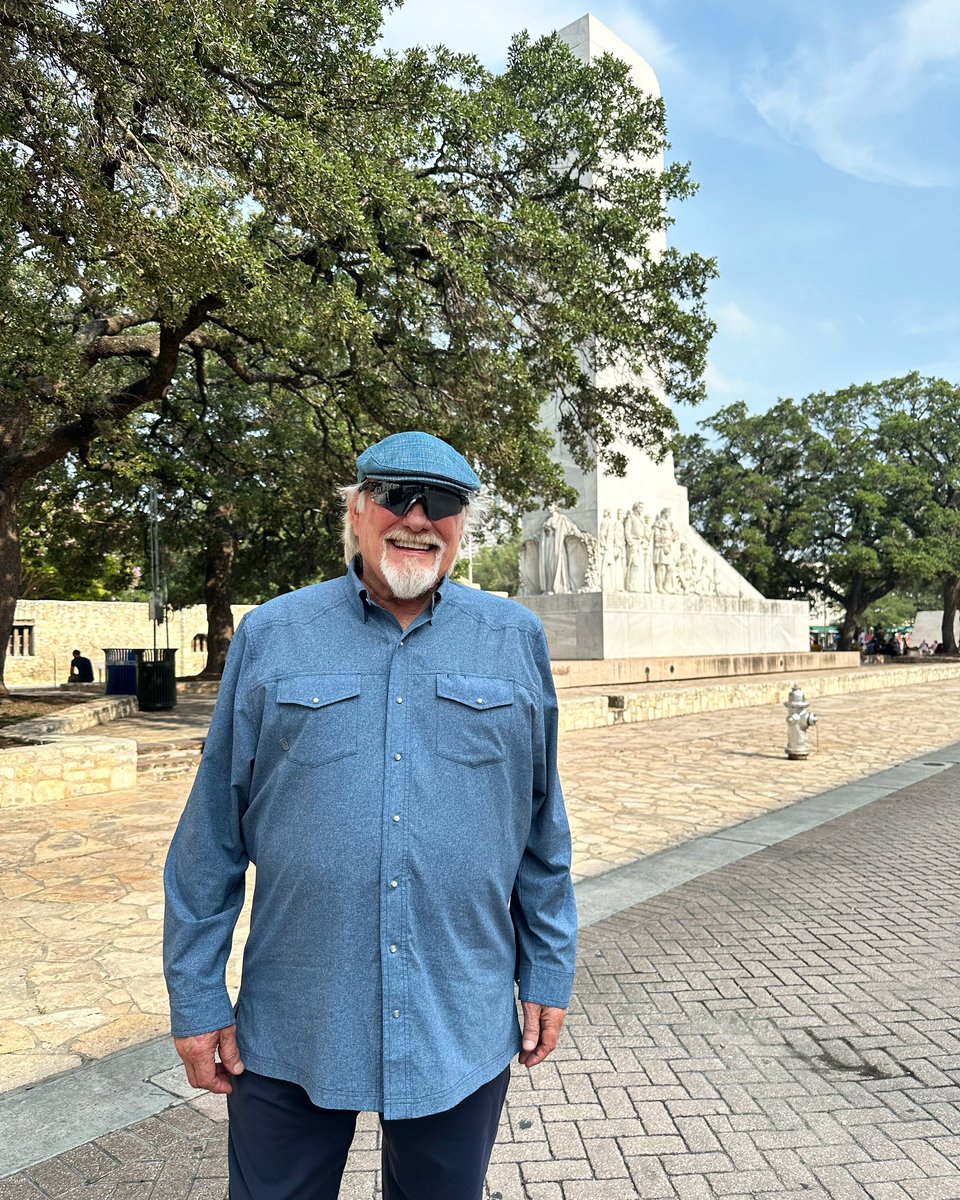 OfficialAlamo's tweet photo. We’re honored NFL legend Terry Bradshaw visited the Alamo! He was in San Antonio for today’s Salvation Army annual luncheon. Terry told us he’s a history buff and just had to stop at the Alamo before leaving town! @salarmysatx @NFL https://t.co/Fq5XtiHHmo