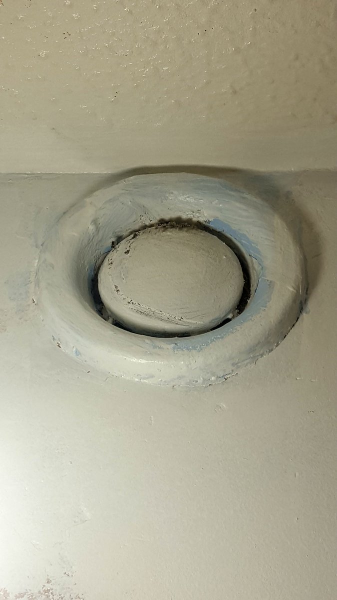 ℹ️ Attention! Our residents are dealing with condensation, mould and insufficient air circulation due to neglected bathroom/toilet extractors. This poses a severe #HealthandSafety problem requiring your urgent intervention. @FortemSolutions @Lambeth_Council #CottonGardensEstate