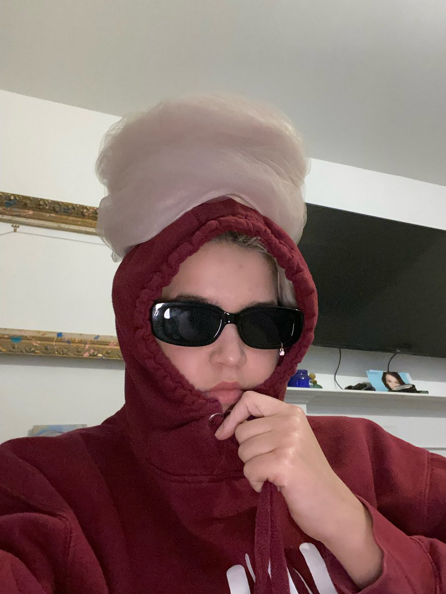 POV you show up in a disguise. Who is she?! No one knows!!!!