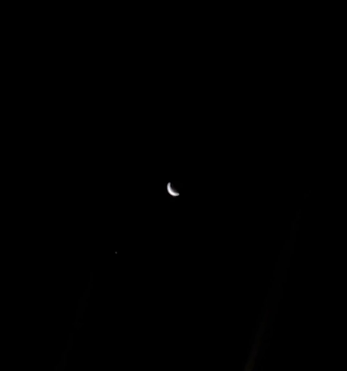 byehojao's tweet photo. Chand dekh kr be Tumhari yaad nhi arahi🙊 https://t.co/vjCNOpFnMT