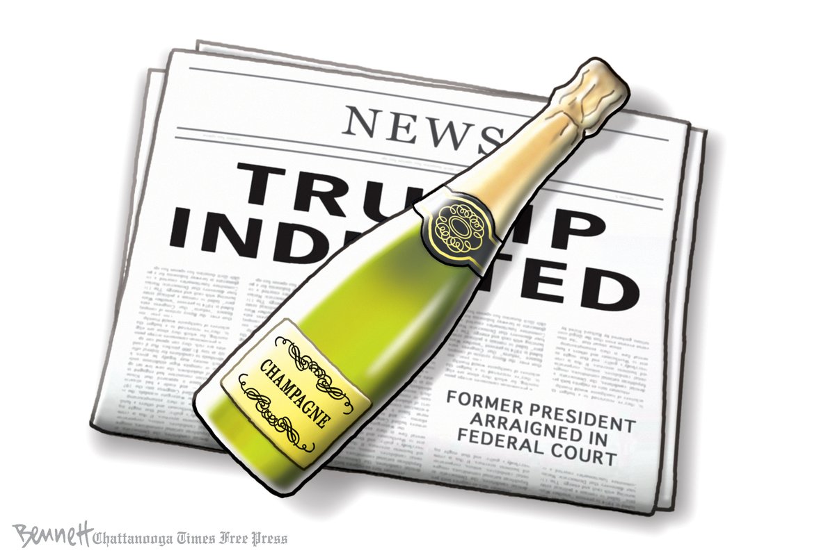 6/14/2023- Cheers! #Trump  #TrumpIndicted #TrumpIndictedAgain #JackSmith #37Counts #FederalCourthouse tinyurl.com/4drshjfd