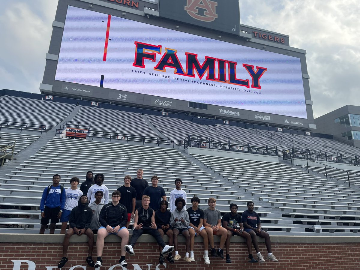 We are here ! 18 Deep! War Eagle 🦅<a href="/CoachHughFreeze/">Hugh Freeze</a> #GoBears #TrailWay #GoodBetterBest