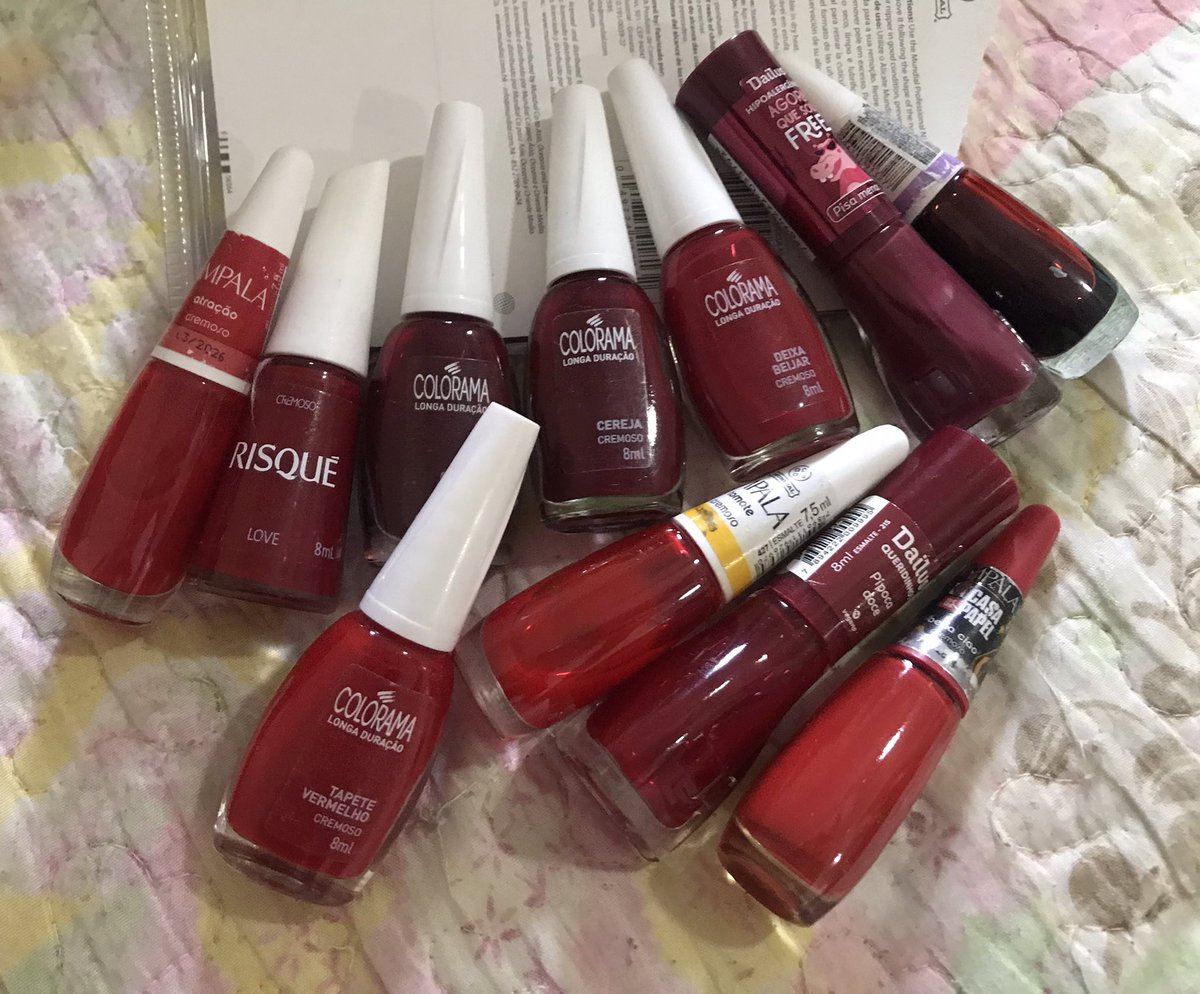 Lilymunsterl's tweet photo. obcecada em esmalte vermelho https://t.co/y2afgcL2Mj