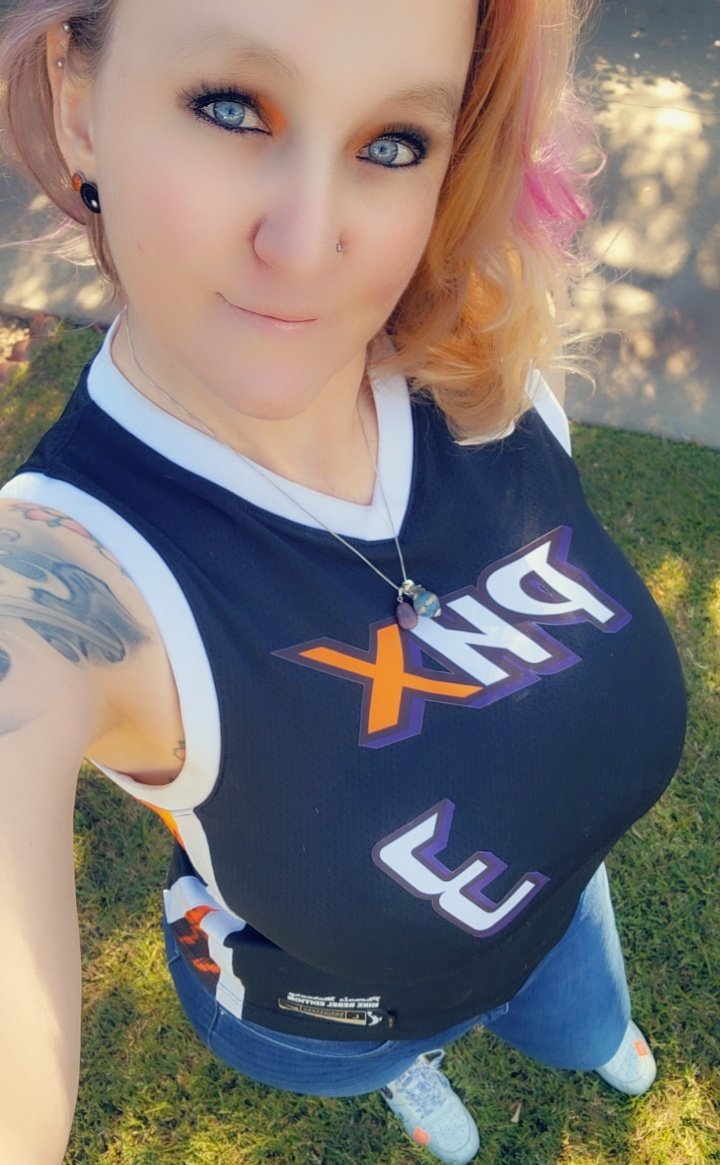 Rockin with the @DianaTaurasi jersey tonight for the @PhoenixMercury game! Let's get another W! #MIGHTYMERCURY #4TheValley #XFactor
