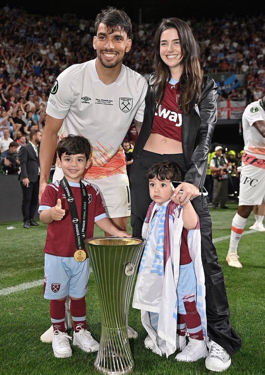 Pedro___Fialho's tweet photo. “Rico é o homem que tem uma mulher e filhos que o amam e o esperam todos dias”. 
                                                                V.A - 30 https://t.co/Y40XBrFT9x