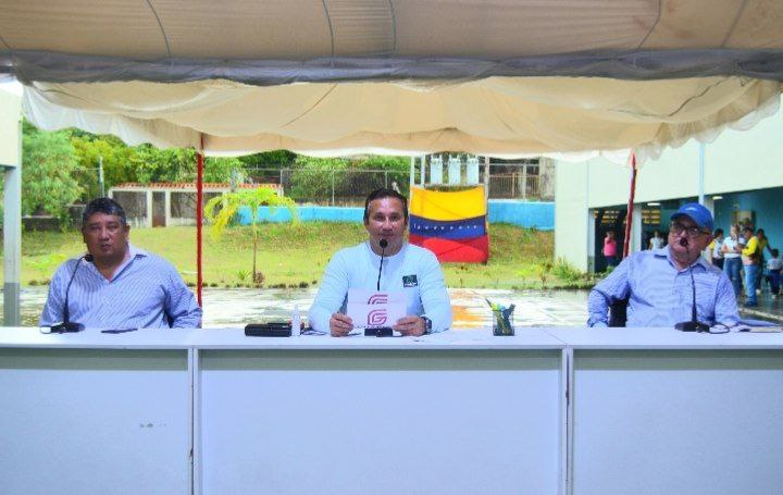 Gob_Guarico's tweet photo. #AlMomento🔴 En el Municipio Zaraza sector Golfo Triste, el gobernador @josemvasquez  a través de una transmisión especial hace entrega de la Unidad Educativa Bonifacio Gomez completamente rehabilitada

#Guárico
#VivaLaUniónDeLosPueblos
#EnDirectoConElGobernador200 https://t.co/AiXhlxDSMT