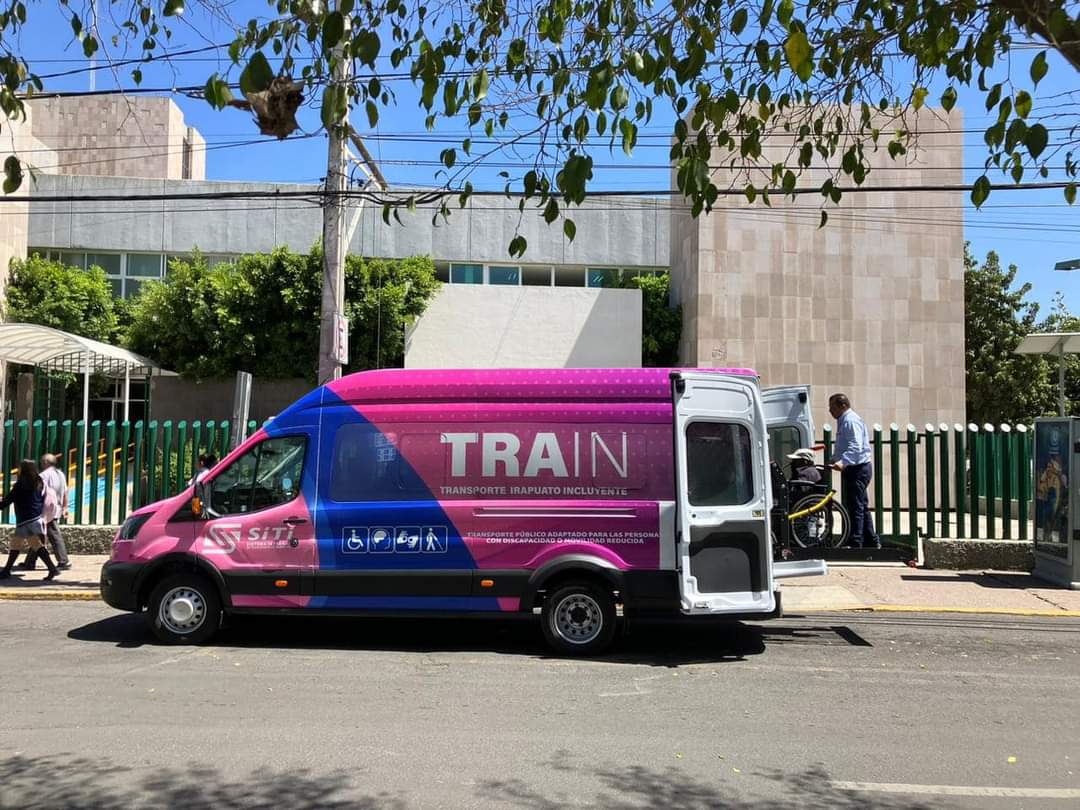 🚌 Durante su recorrido, nuestra unidad de transporte incluyente #TRAIN tiene como destino el Hospital IMSS en la Ruta 1 y 2. ♿️ Recuerda que este servicio es exclusivo para personas con discapacidad o movilidad reducida. Mayor información al 462 626 1124 Ext: 116. 📞