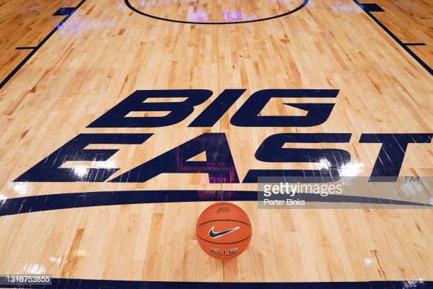 🚨The Big East is the best basketball conference in America. Last year:

- Creighton was picked to win (Made Elite 8)

- Xavier looked like clear favorite 1st half of conference season with a 9-1 record.

- Marquette won the regular season and tournament. 

- Villanova was a…
