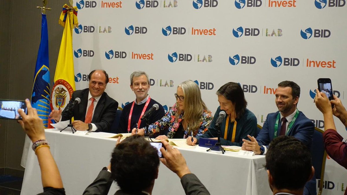 Hoy firmamos el inicio una nueva era para los Créditos de Biodiversidad🌿🤝 Con el apoyo del <a href="/IDB_Lab/">IDB Lab</a>  y la <a href="/F_Santo_Domingo/">Fundación Santo Domingo</a>  trabajaremos por potenciar este mecanismo de fiananciación de la biodiversidad ¡Innovación que protege la biodiversidad y los ecosistemas!🌍💚