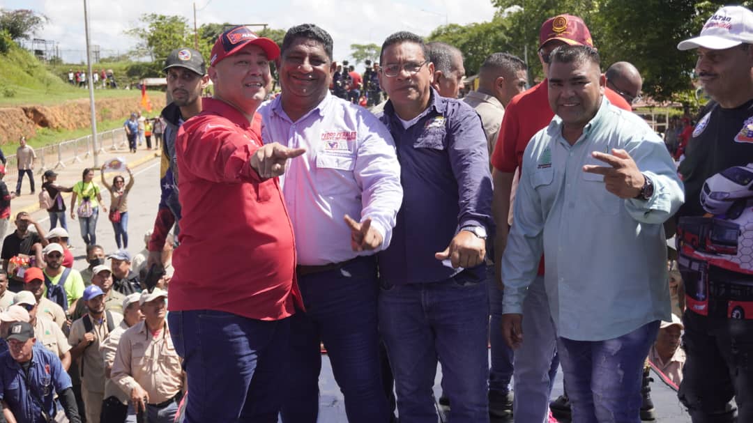 El pueblo trabajador de #Bolívar, acompañó al gob @amarcanopsuv, en la gran marcha en apoyo a las políticas de nuestro pdte @NicolasMaduro. ¡La clase obrera no se rinda, en Guayana producimos para la Patria! #ConMaduroMeResteo #VivaLaUniónDeLosPueblos #GuayanaObreraMarchaXNicolás
