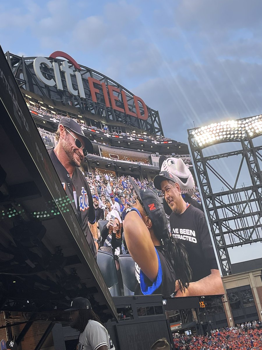 Thor is a Mets fan. Nice!!! @chrishemsworth https://t.co/Ho4A06dVci