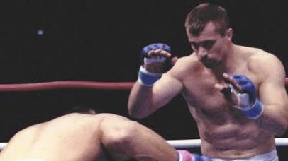 RIZIN_bozu's tweet photo. 【 戦慄の左ハイ🔥 】ミルコ・クロコップ🇭🇷の写真が胸アツ！

"一生の思い出"としてグローブコレクションが紹介されました！

🥊上段は左から
RIZIN → K-1 → PRIDE
🥊下段は
UFC → ? → Bellator +奥にまたRIZIN

#MirkoCroCop https://t.co/lt2DJJhM2W
