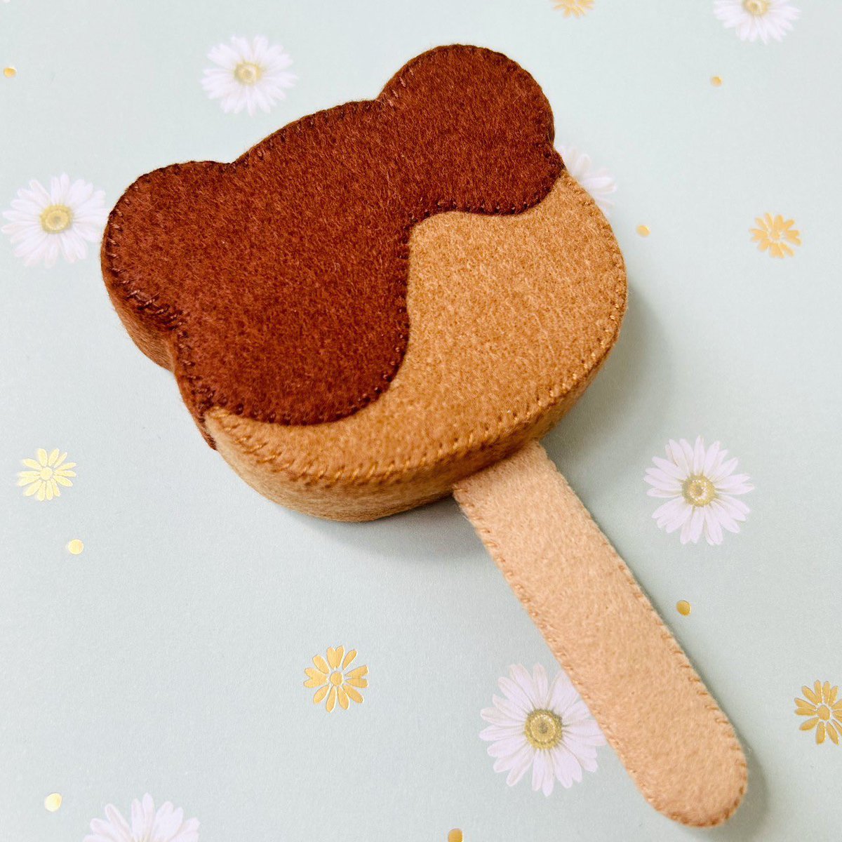 y24_a_m_'s tweet photo. ☆くまチョコアイスバー新発売✨
#フェルト #felt #フェルトケーキ #Feltcake #フェイクスイーツ #おもちゃ #소꿉놀이 #フェルトままごと #おままごと #ままごと #ケーキ #cake #ハンドメイド #handmade #ケーキ屋さん #アイス #アイスバー #くま #チョコ #フェルトアイス https://t.co/Cl3WY3KQjb
