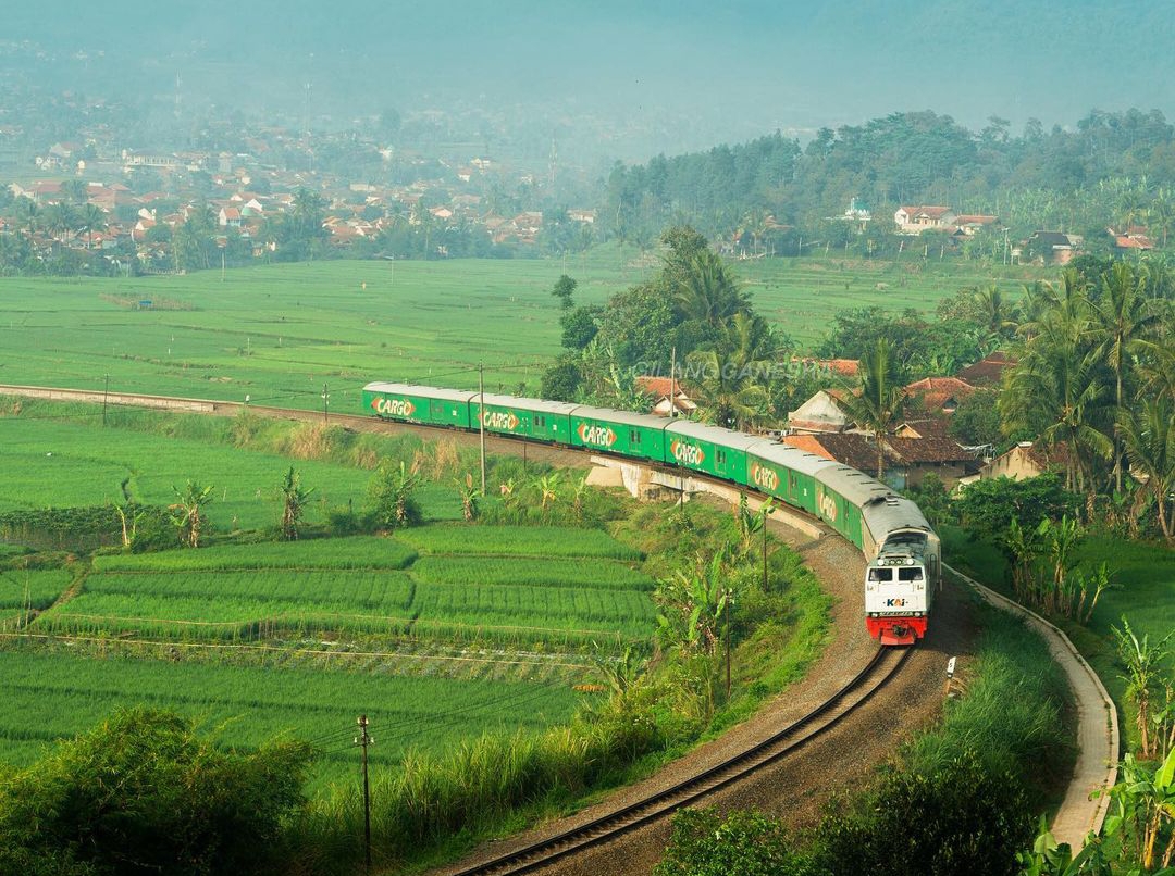 KAI121's tweet photo. Pagiku tidak lama, maka aku sempatkan untuk selalu berdoa: "Semoga kita segera berjumpa, lalu bertukar cerita, dan berharap bisa pulang bersama."

Selamat pagi, #SahabatKAI

#WonderfulIndonesia

📸 gilangnsa (IG) https://t.co/JYzIC7hTpJ
