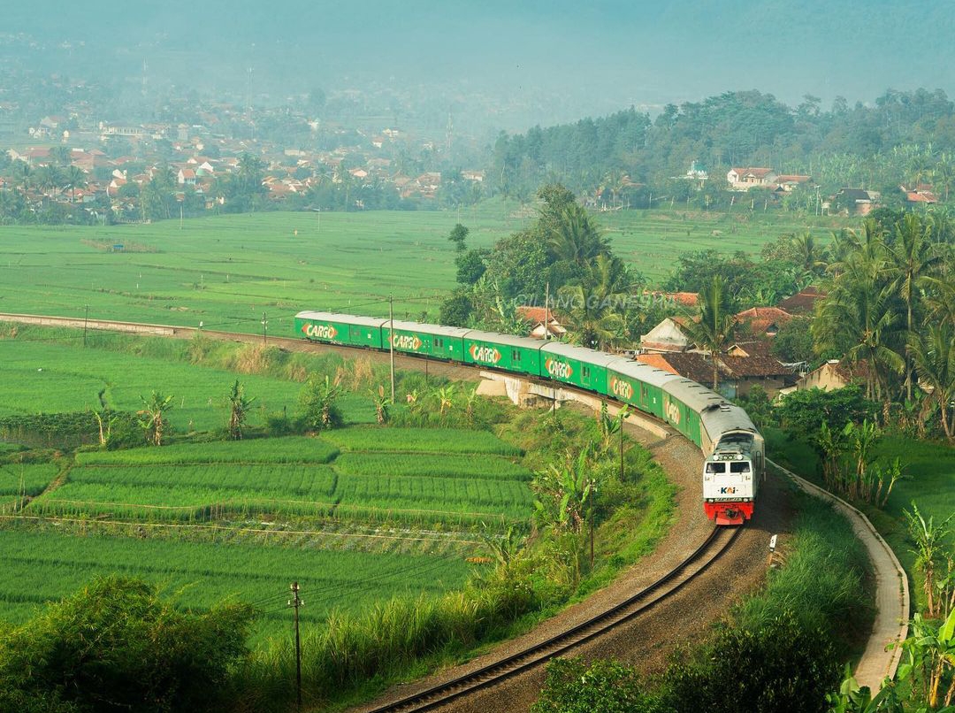 Pagiku tidak lama, maka aku sempatkan untuk selalu berdoa: 'Semoga kita segera berjumpa, lalu bertukar cerita, dan berharap bisa pulang bersama.'

Selamat pagi, #SahabatKAI

#WonderfulIndonesia

📸 gilangnsa (IG)