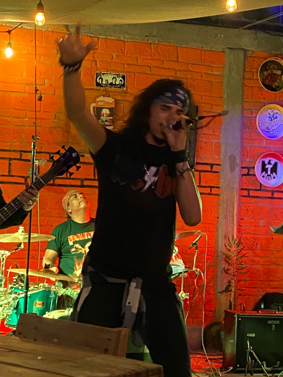 thannosnake's tweet photo. #Singer #Drakkma #JCDiaz #LeadVocals #RockForYourLife #RockSLP #Rock #TioBarracuda #Music https://t.co/Lq0cnPTR1j