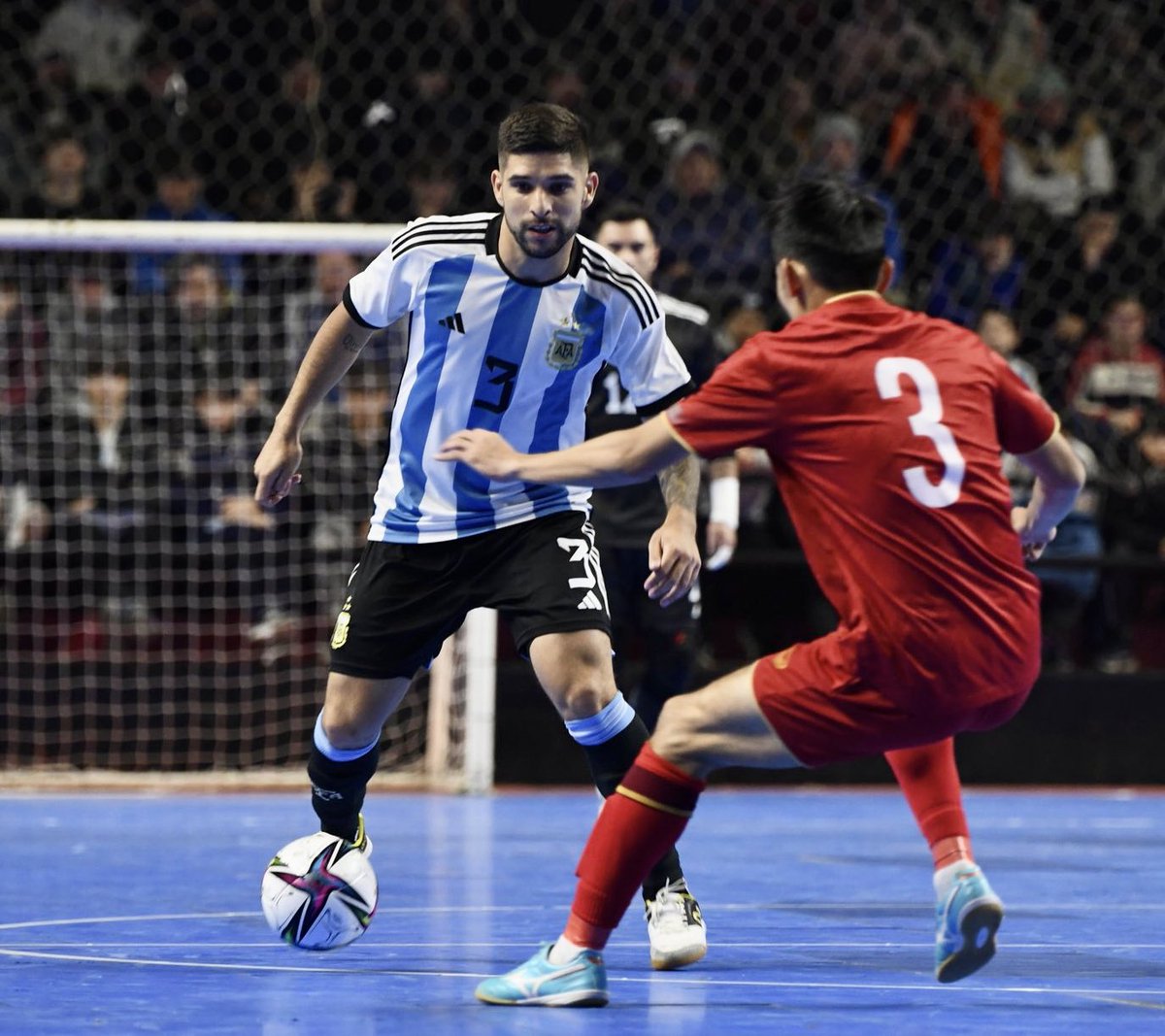 Newells's tweet photo. Futsal de alto vuelo en casa 🔝

🇦🇷 @Argentina se enfrenta a la selección de Vietnam 🇻🇳 en un amistoso internacional en el estadio Claudio Newell.

☑️ @FutsalNewells https://t.co/CvCO5DSrJ2