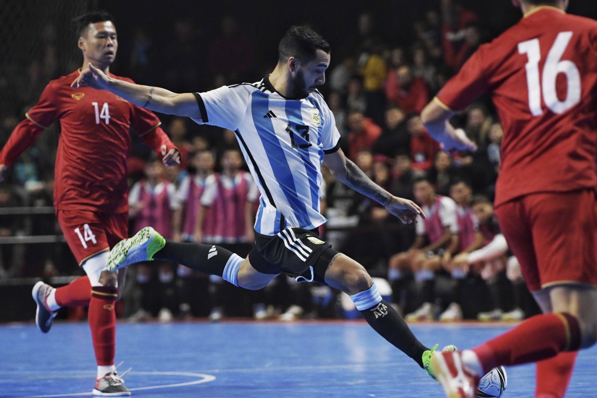 Newells's tweet photo. Futsal de alto vuelo en casa 🔝

🇦🇷 @Argentina se enfrenta a la selección de Vietnam 🇻🇳 en un amistoso internacional en el estadio Claudio Newell.

☑️ @FutsalNewells https://t.co/CvCO5DSrJ2