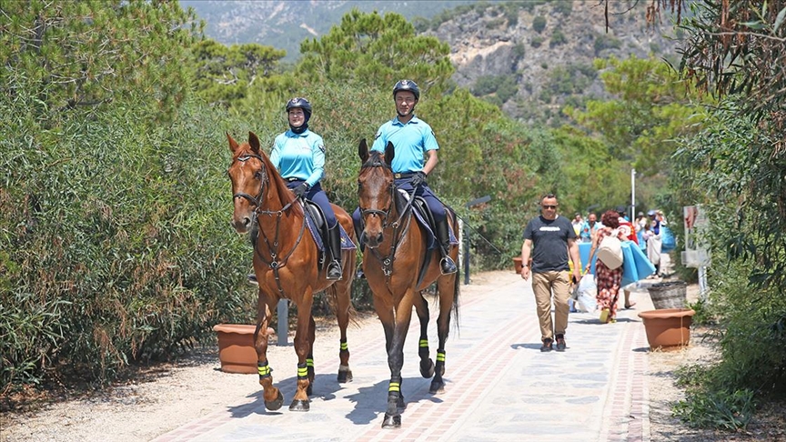 Turist yoğunluğunun arttığı Muğla'nın ünlü mahallesi Ölüdeniz'de, atlı jandarma ekibi göreve başladı v.aa.com.tr/2920968