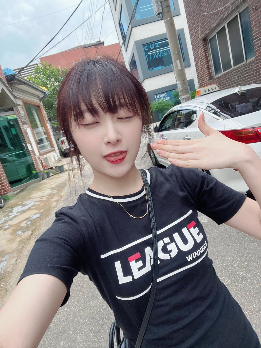 [📸]230611 twitter update

ONLY:1 🐹🤍
It’s getting really hot these days, what do I do?? 😳
Take care, drink lots of water, and eat well ☺️🤍🤍🤍
Ririhae~🤍🤍🤍

#리리카 #RIRIKA #아일리원 #ILY1