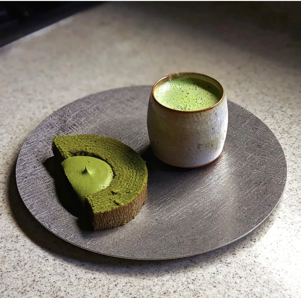 MatchaMoonTea's tweet photo. ローソンの抹茶バウムケーキで一服。Morning matcha with matcha baumkuchen cream cake 😋😋😋 You can buy these delicious desserts at convenience stores in Japan! https://t.co/SPOgtu4vqS