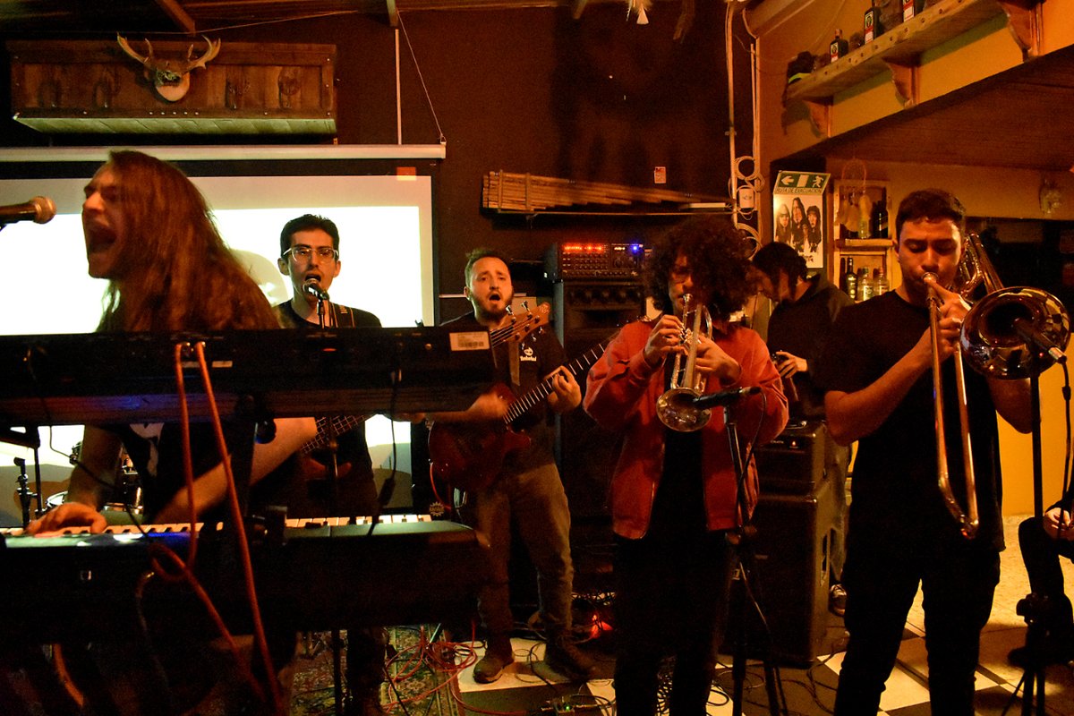 LaBregadera's tweet photo. 📸Hoy les dejamos un par de fotos del toque que tuvimos en @bohemianstationmg el mes pasado. Pendientes a lo que se viene.🔥

#tbt #conciertoenvivo #LaBregadera #bogota #skafusion #reggaemusic #rock https://t.co/oVNSJTEQg8