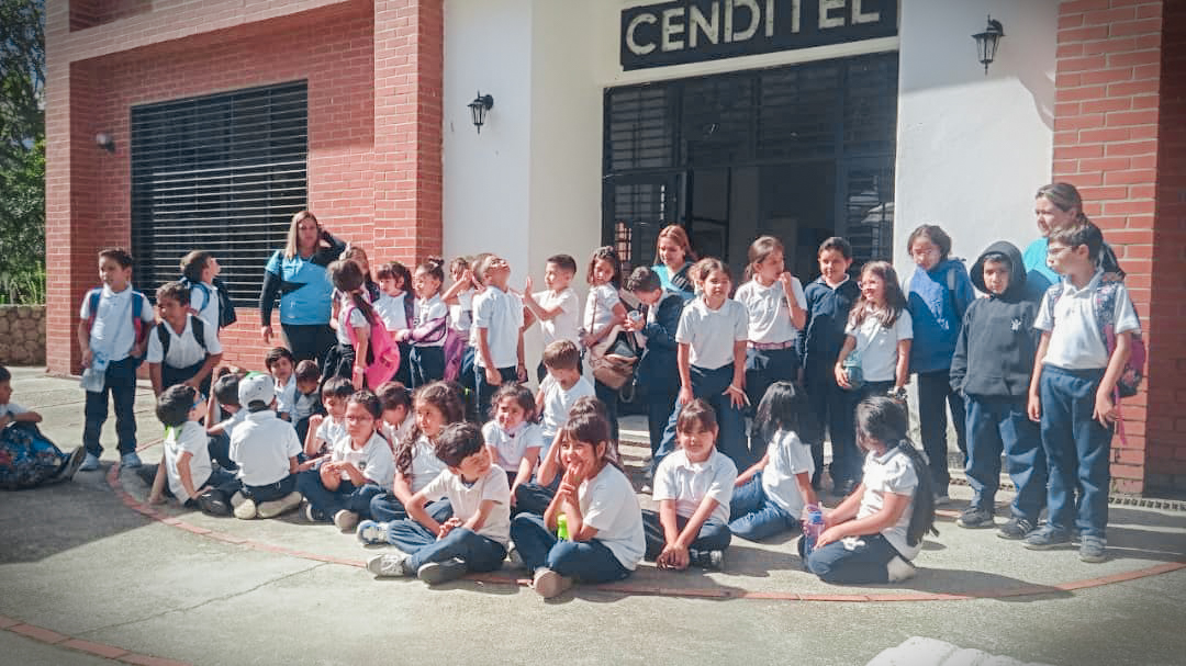 semillerosc_'s tweet photo. Nuestros #SemillerosCientíficos del #CEAPULA visitamos al @CENDITEL y les mostramos las tecnologías libres que usamos en #Mérida 🧑💻 🚀 #CENDITEL #SemillerosCientíficos #RutaTecnológica #ConocimientoLibre #Ciencia #Tecnología #Educación https://t.co/16gPMDuSjx