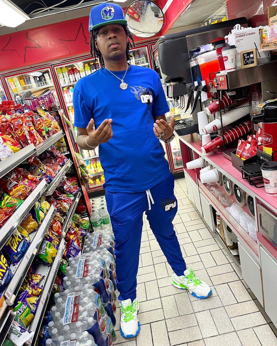 CbgBlock's tweet photo. Blizzy Start All Da Wars ? Blizzy Sent Ah 💯 At All Da Stores ? 😅 #FreeDaMob🖤🦅 https://t.co/GvMEGzJOCw