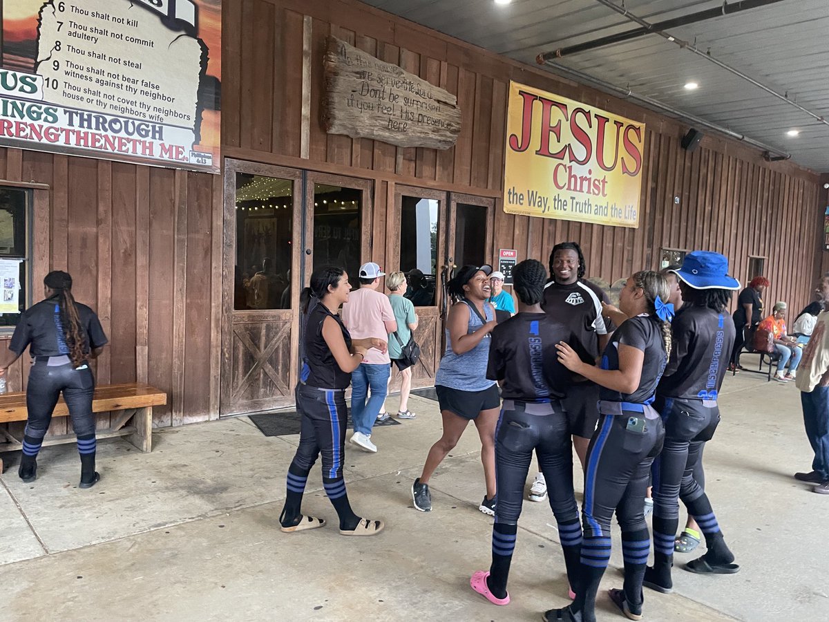 SamoneBurdine's tweet photo. ⚡️U👀IT⚡️@MississippiExp1 🚂💨💨💨💨Berry’s Seafood 🦞 🍖#ExpressStrong 🦾@SydneeNorman00 @boddie_erynn @jazminec08 @parchman2008 TravelBall &amp; Food 🥎&amp;🐟🦞🦀‼️ https://t.co/rtayHsrR6n