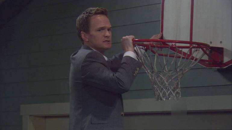 pra mim a cena do barney tentando pega a cesta de basquete BATE MUITO FORTE