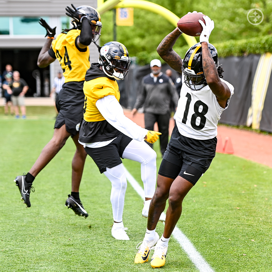 Toe-tappin' DJ 👀 <a href="/Juiceup__3/">Diontae Johnson</a> 

More 📸: bit.ly/3N6mw87