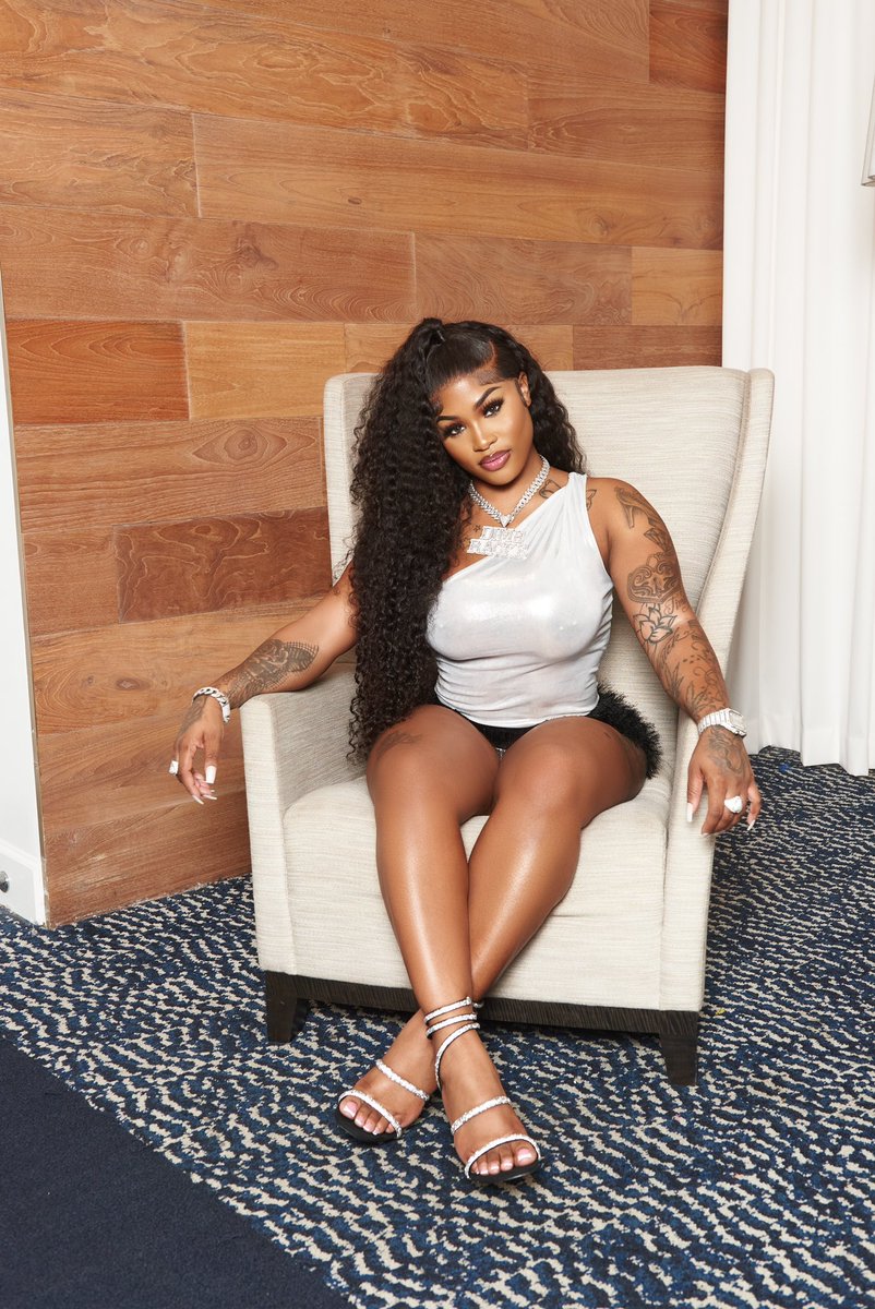 DimeRacks💰💸🤑 on Twitter: "The Baddest. 🩷🖤🤌🏾"