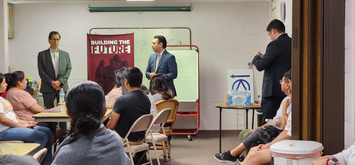 ConsulMexOrl's tweet photo. Continúa la agenda de trabajo de la @AMEXCID con una reunión en #Cleawater con jóvenes mexicanos DACA y Dreamers. https://t.co/ksQpKxWVca