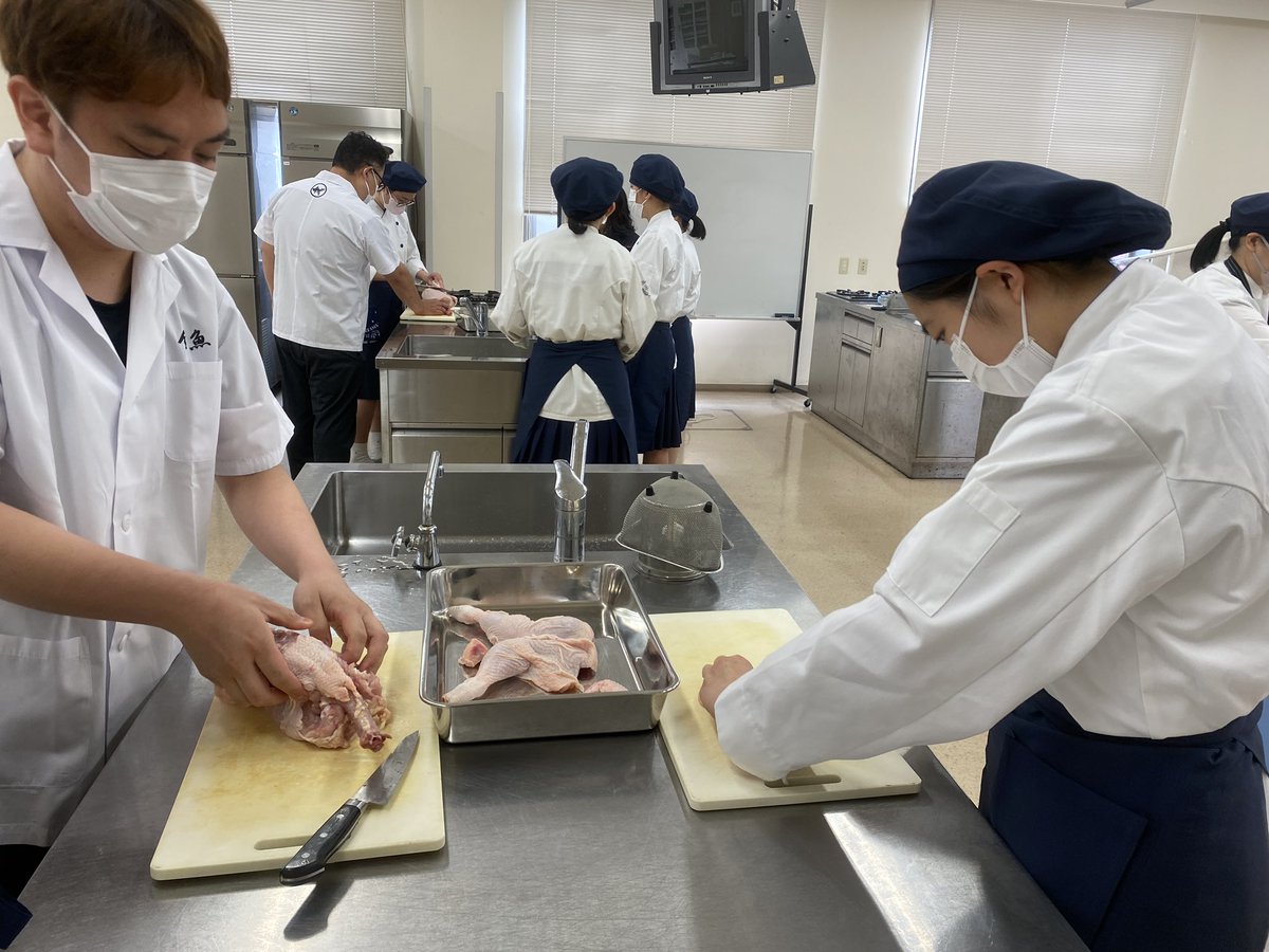 seika_pr's tweet photo. 「鶏のさばき方講習会　開催」（食物調理コース）
和食家金魚の調理師の方に来ていただき、さばき方の実演を見ました👀そして、なんと1班1羽をさばきました！生徒たちは初めての作業にドキドキですが、無事にさばくことができました！
＃精華　＃精華女子　＃食物調理　＃鶏のさばき方 https://t.co/WrHbN9kL6G