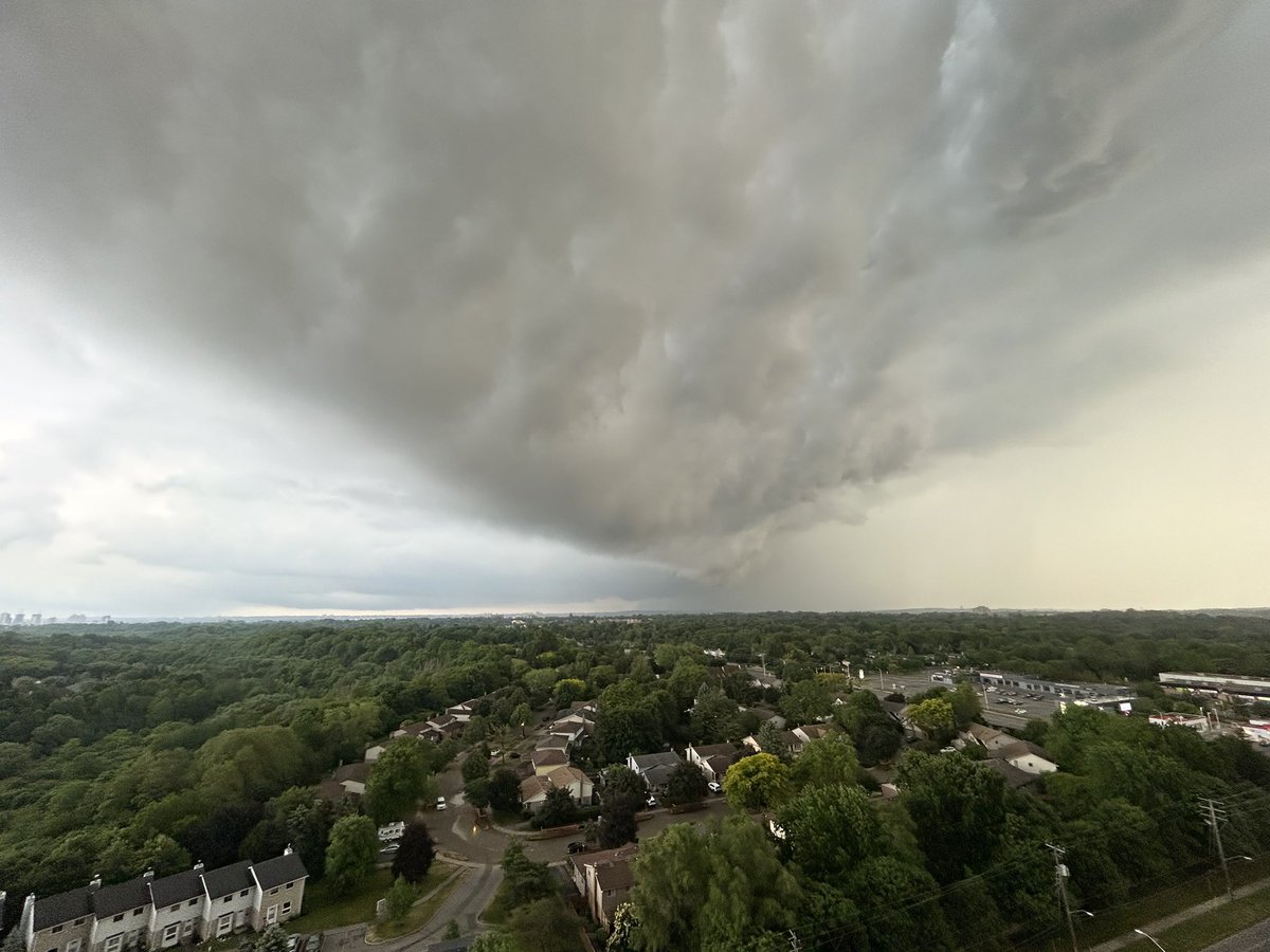 Just before the rain started! #ldnont #lookingsouth #onstorm @weathernetwork @StormhunterTWN