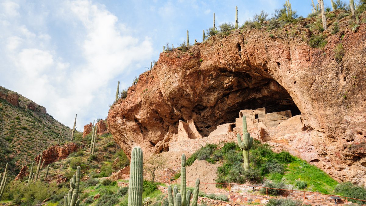 VisitUSAParks's tweet photo. Explore #TontoNationalMonument, AZ! Witness the awe-inspiring cliff dwellings of the ancient Salado people, built over 700 years ago. These well-preserved structures provide insight into their ingenious adaptation to the harsh desert surroundings. https://t.co/rGlcuUOdES