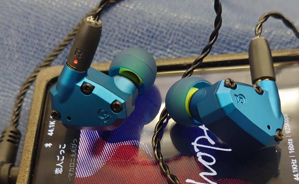 ryoutadb's tweet photo. 今日はCampfire audio Polaris2とlitz Copperです。セールでポチッたので少し自重しながらまたケーブル見てますw😇流石にこれ以上増やしませんが、ボーナスの金額次第でちょっと考えます😇ダメ人間まっしぐら😇
#campfireaudio 
#polaris2
#aloaudio 
#今日のイヤホン https://t.co/2PMbFKyWM7