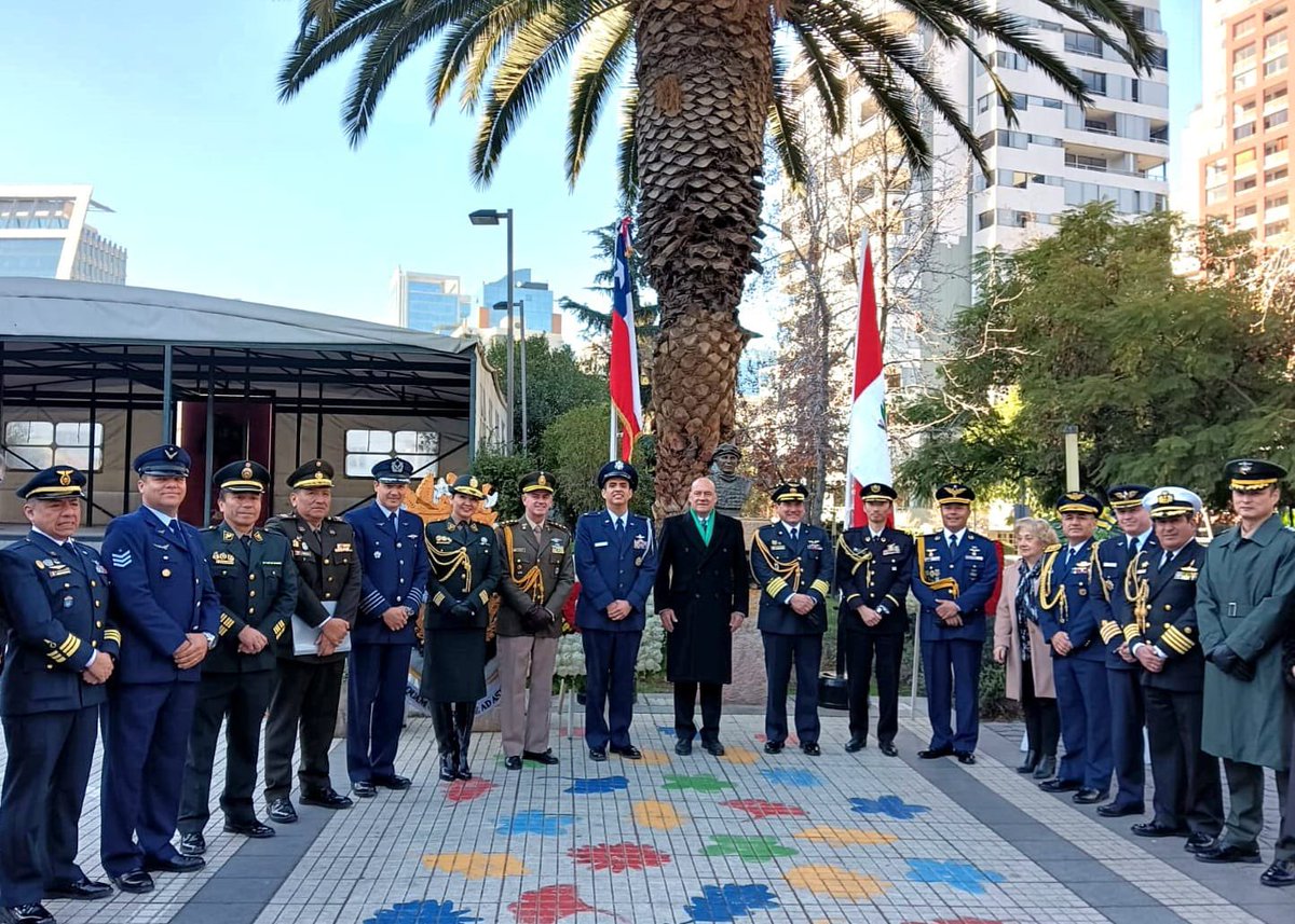 ElPeruEnChile's tweet photo. El Embajador Jaime Pomareda presidió ceremonia de conmemoración del natalicio del héroe de la aviación peruana Jorge Chávez, junto a autoridades de la FACH, FAP y el Instituto de Investigaciones Histórico Aeronauticas. https://t.co/Ax9rgQq98o